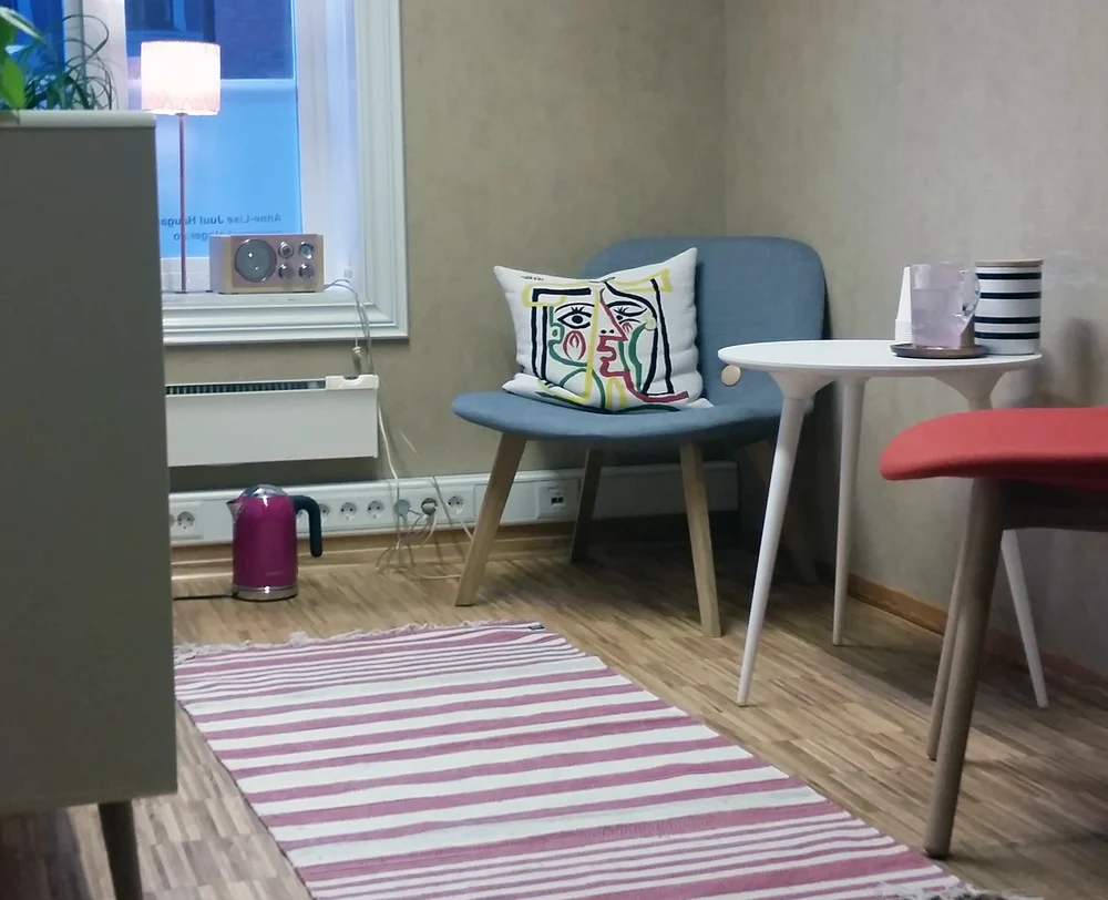 Venterommet i praksisen i Fjordgata, med sitteplasser og et lite bord